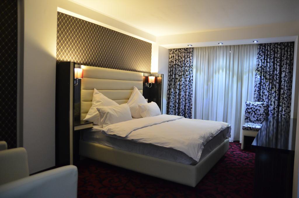 Hotel Articus Craiova Ngoại thất bức ảnh