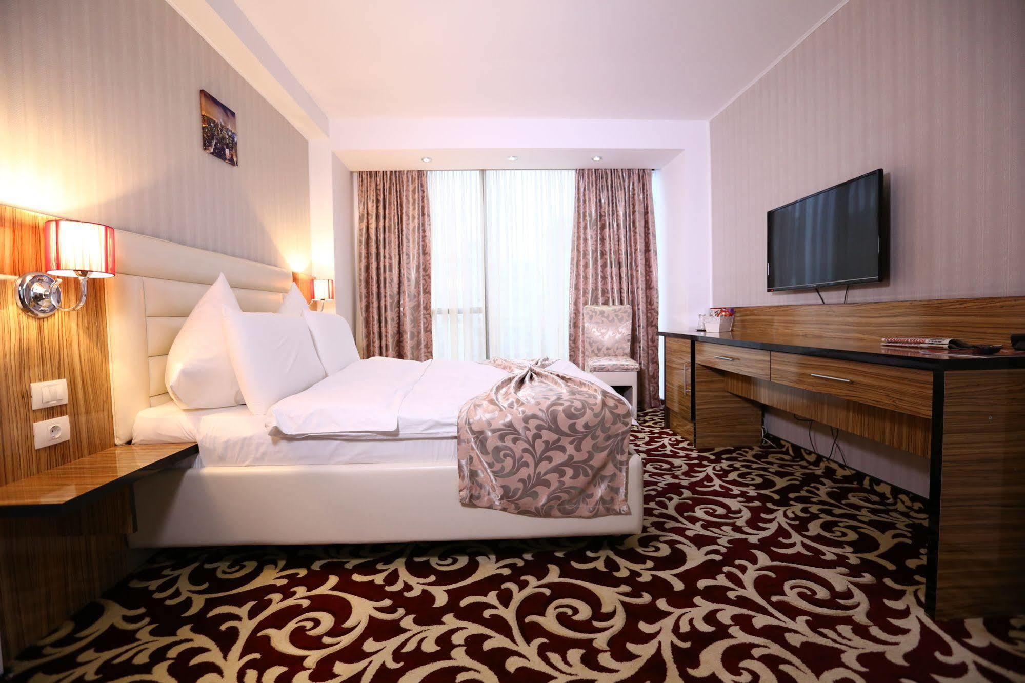 Hotel Articus Craiova Ngoại thất bức ảnh