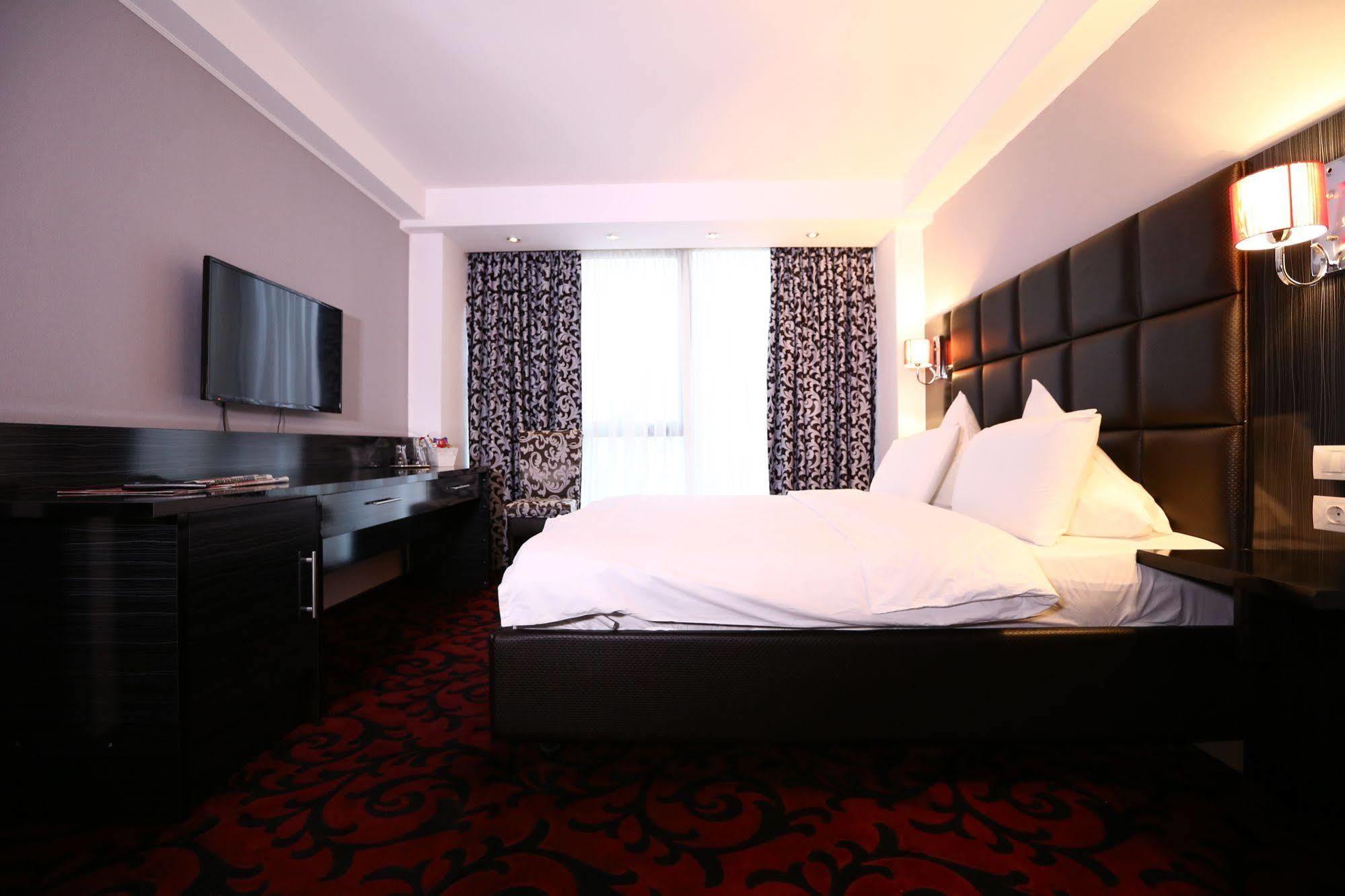 Hotel Articus Craiova Ngoại thất bức ảnh