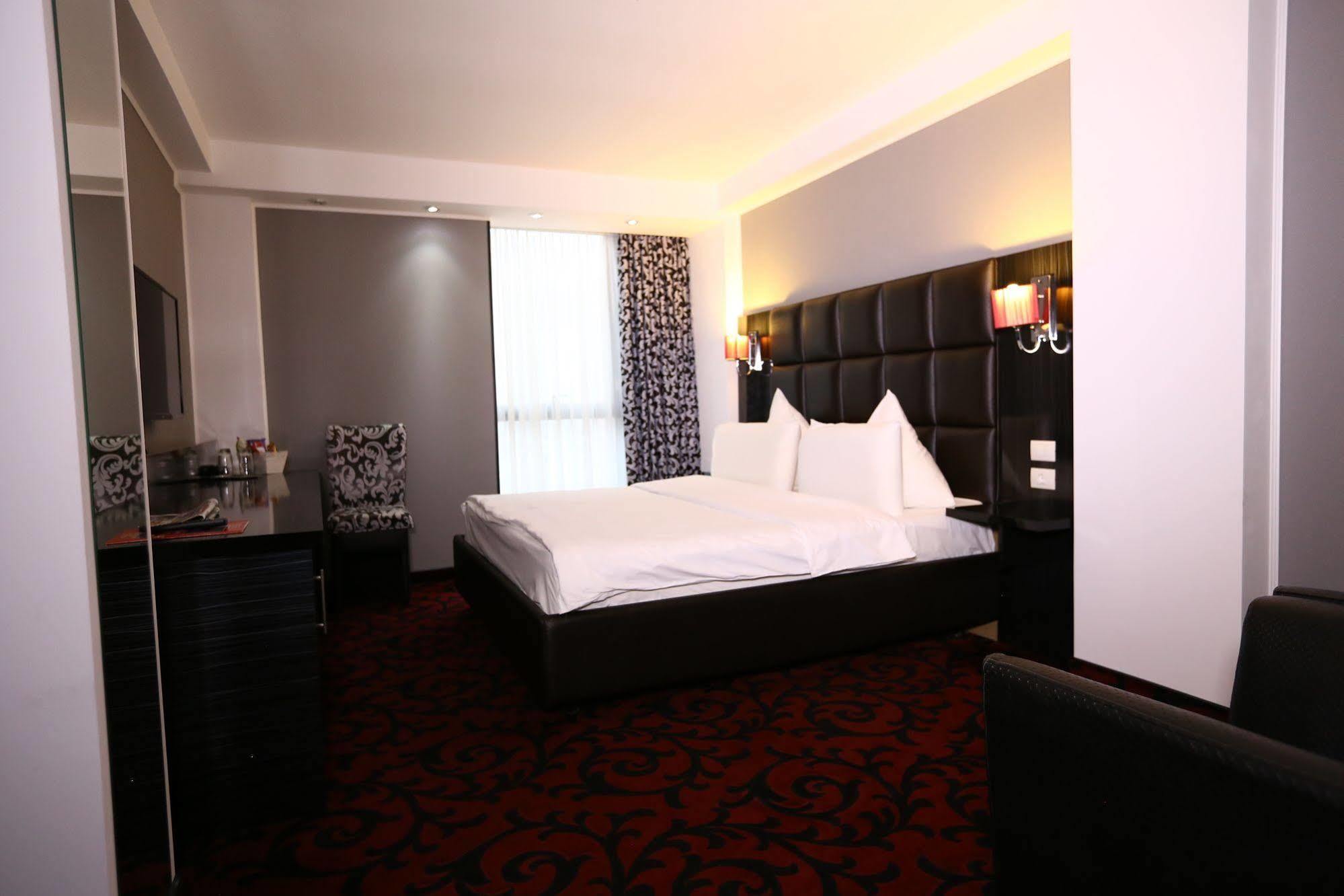 Hotel Articus Craiova Ngoại thất bức ảnh