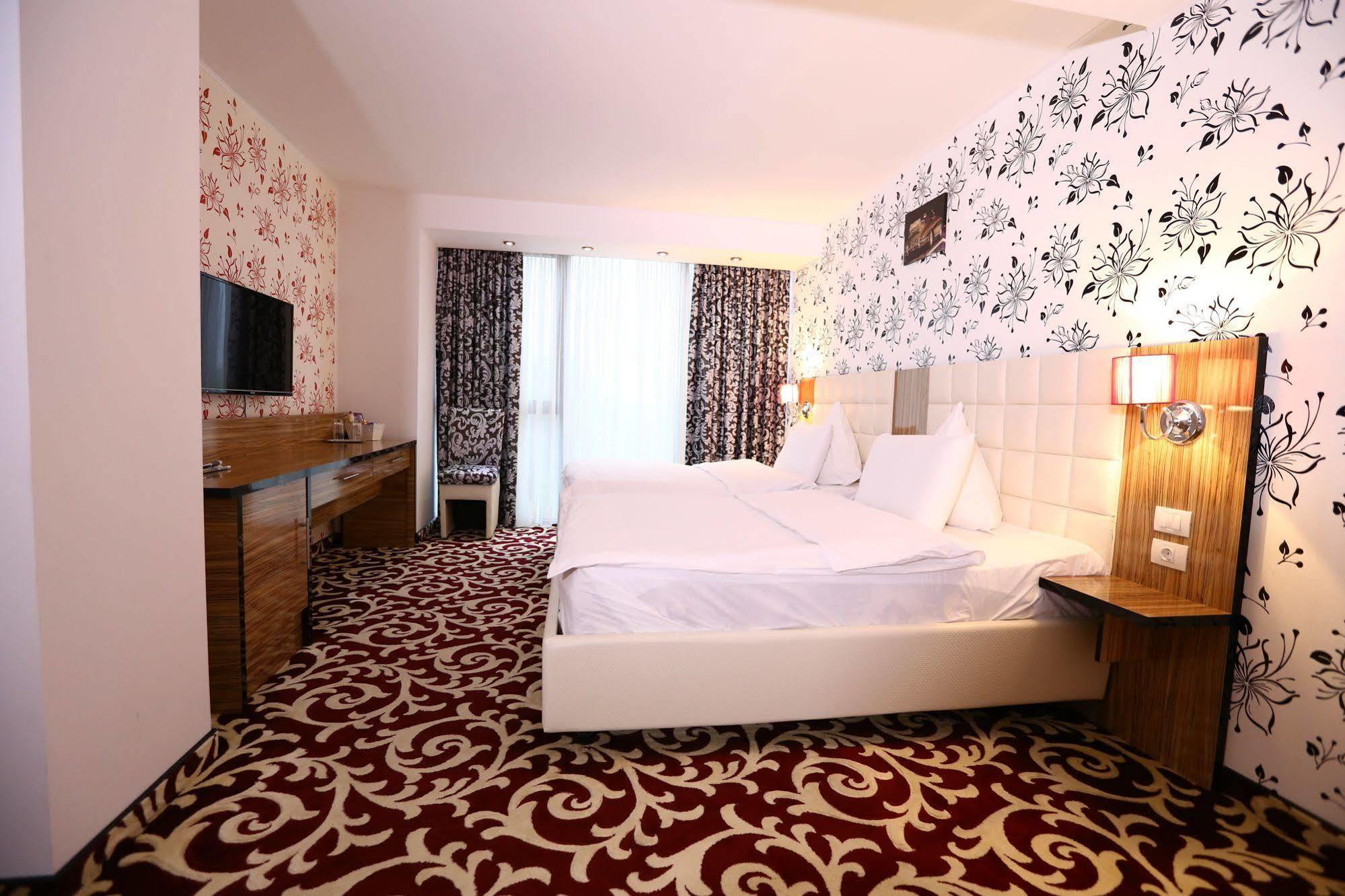 Hotel Articus Craiova Ngoại thất bức ảnh