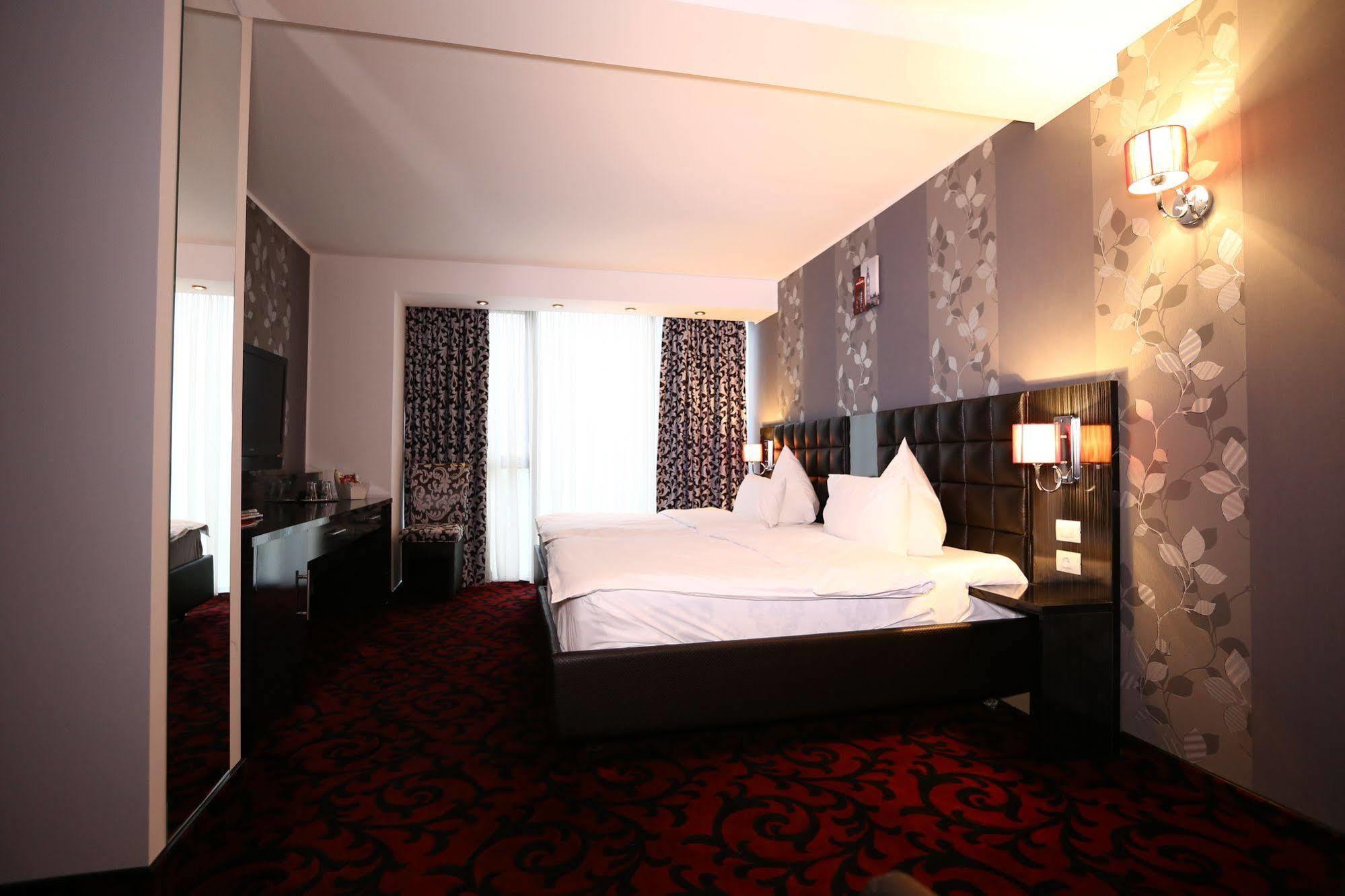 Hotel Articus Craiova Ngoại thất bức ảnh