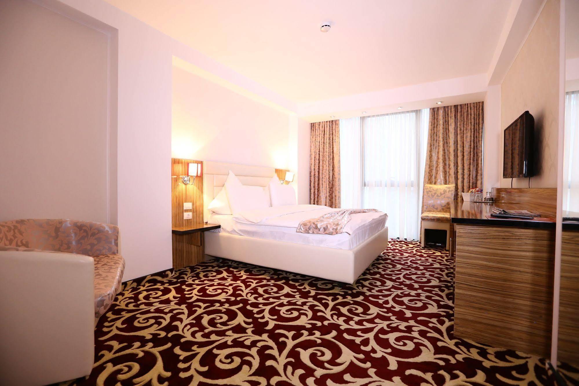 Hotel Articus Craiova Ngoại thất bức ảnh